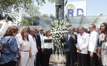 Al depositar ofrenda floral en la sede PRD, resaltan legado de Peña