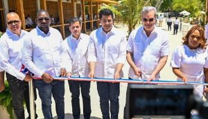 Abinader inaugura dos plazas de vendedores playa Guayacanes