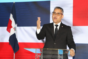 Carlos Peña promete eliminar impuestos a los empresarios