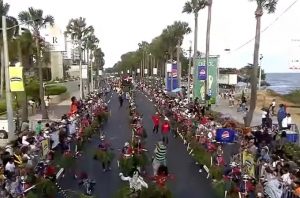 Millares de personas disfrutan del desfile de carnaval este domingo