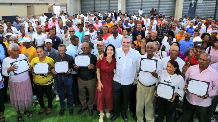 AZUA: Presidente entrega 719 títulos e inaugura estadio beisbol AZUA: Presidente entrega 719 títulos e inaugura estadio beisbol