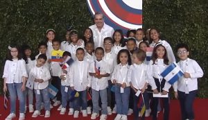 Niños con banderas recibieron a los participantes XXVIII Cumbre