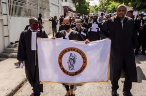 Continúa huelga de secretarios judiciales de Haití