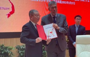 CHINA: Ministro RD pone libro a circular en dos universidades