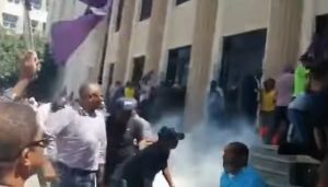 PN dispersa con bombas a grupo del PLD en Palacio Justicia de SD