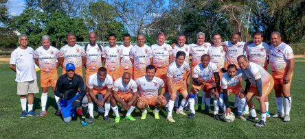 LATESA gana en campeonato de veteranos de fútbol en Santiago