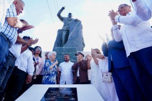 Inauguran estatua monumental en honor a Peña Gómez en SD Este