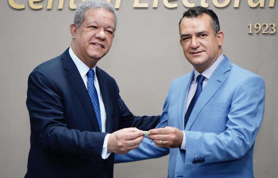 Leonel Fernández entrega a la JCE padrón FP de 1,094,082 miembros imagen