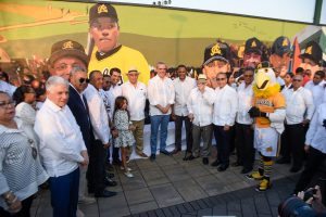 Presidente Abinader devela mural Águilas; promete remozar estadio