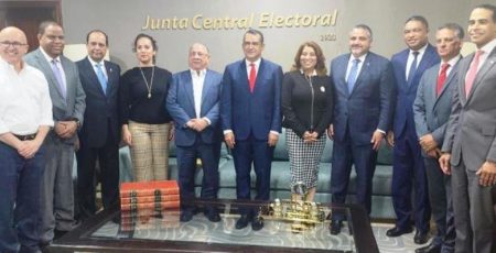 El PLD pide a la JCE investigar incidente con policías en su sede El PLD pide a la JCE investigar incidente con policías en su sede