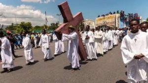Los haitianos celebran el Vía Crucis, a pesar del clima de inseguridad