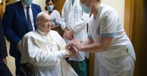 Papa Francisco sale del hospital: expresa «sigo todavía vivo»