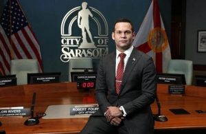 FLORIDA: Dominicano Erik Arroyo, primer alcalde hispano de Sarasota
