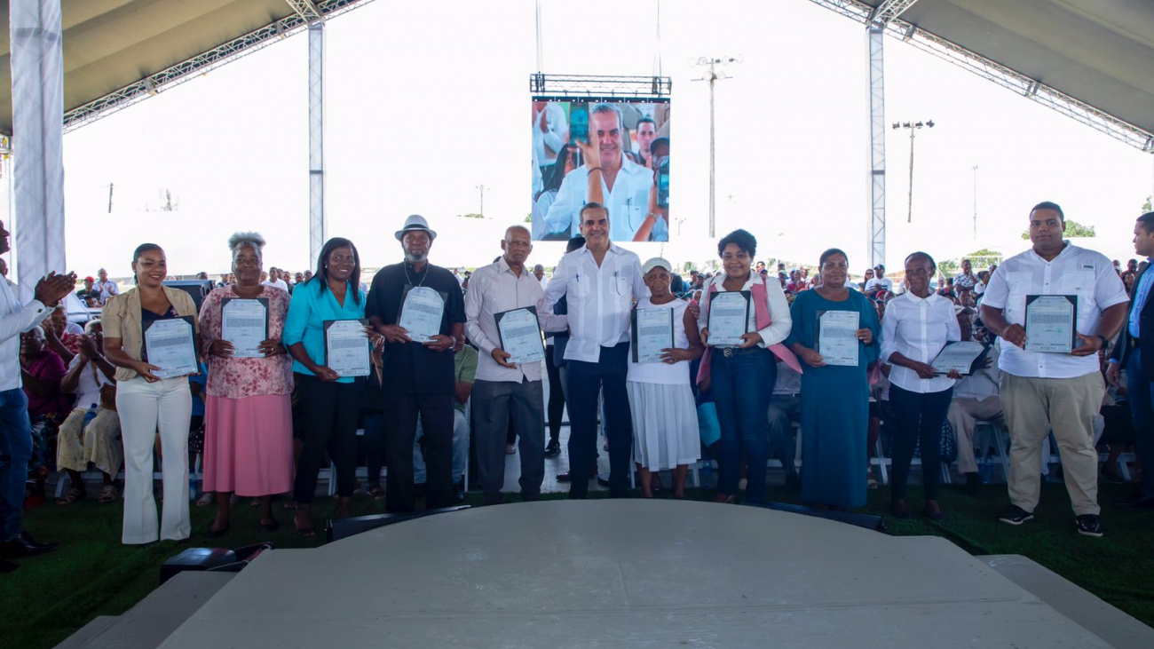 MONTE PLATA: Abinader entrega 2,289 títulos a familias de Boyá imagen