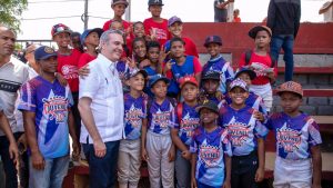 Abinader entrega polideportivos y otras instalaciones en SFM y Cotuí