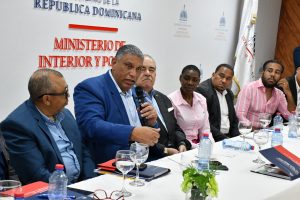 Ministro de Interior expone en el programa «De Vuelta al Barrio» Ministro de Interior expone en el programa «De Vuelta al Barrio»