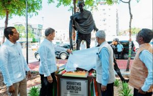 Alcaldía DN, embajada de India y MIREX develan estatua de Gandhi