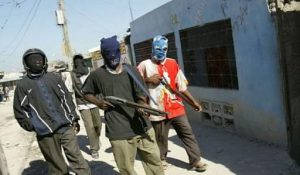 Evalúan daños en otra escuela atacada por pandilleros en Haití