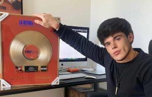 Dominicano Max Borghetti recibe disco de oro por «La última» de Disney