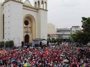 Lucha entre el bien y el mal en El Salvador: multitud exige mejoras
