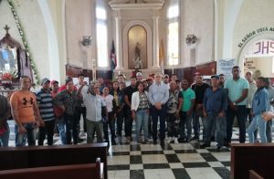 OCOA: Comunitarios ocupan iglesia en demanda arreglo vía