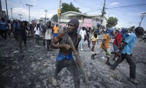 Dicen haitianos toman justicia en sus manos, luchan contra bandas