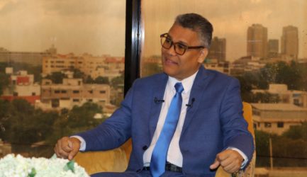 Carlos Peña pide debate con los demás candidatos presidenciales Carlos Peña pide debate con los demás candidatos presidenciales