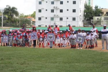 Cientos de niños de 6 a 12 años participan torneo beisbol en SDE