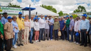FEDA entrega 15 millones pesos y tractor a Junta Agropecuaria La Altagracia