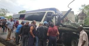 SAN JUAN: 2 muertos y 4 heridos deja un choque camión y guagua