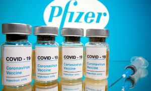 Beneficios Pfizer bajan 30% en 2023 tras caída venta vacuna Covid-19