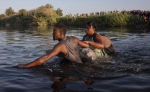 Detienen a 30 migrantes haitianos en aguas de islas Turcos y Caicos