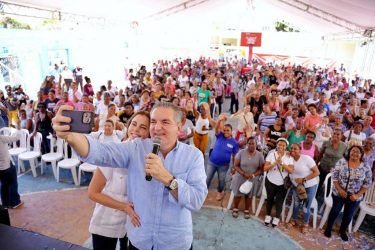 Neney Cabrera agasaja a cientos de mujeres del Distrito Nacional