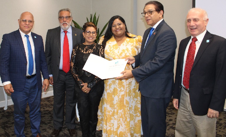 Reconocen médicos dominicanos pioneros en medicina crítica en RD imagen