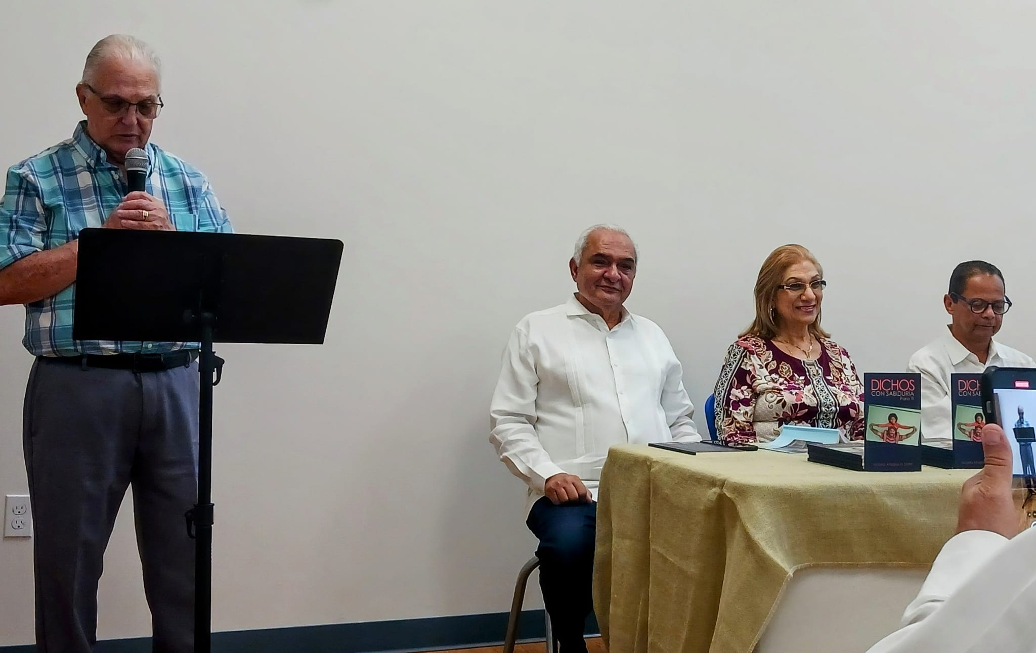 ORLANDO: Victoria Záiter de Tactuk presenta libro imagen