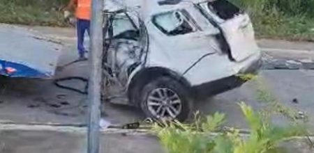 PERAVIA: Mueren tres jóvenes al estrellarse vehículo con poste luz