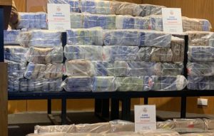 Ocupan 338 paquetes cocaína en Barahona y 270 láminas en SDE
