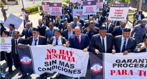 Abogados marchan en protesta por desvío recursos de la justicia 