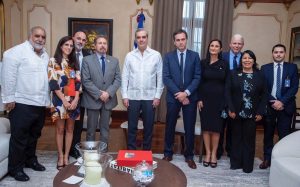 Abinader recibe comitiva de CEDIMAT y trasplantólogos argentinos