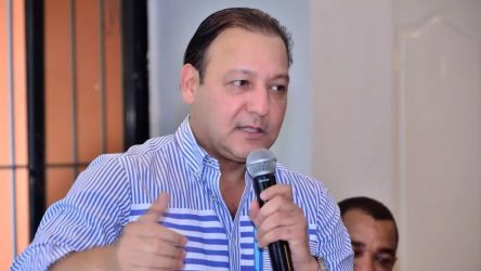 Abel cuestiona otorgaran a Vargas Llosa la nacionalidad dominicana