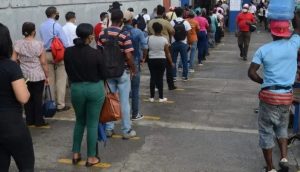 Usuarios Metro Santo Domingo enfrentan largas filas y retrasos