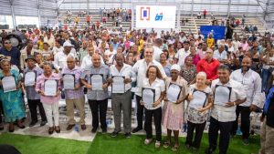 Presidente Abinader entrega 2,401 certificados título en La Ciénaga Presidente Abinader entrega 2,401 certificados título en La Ciénaga