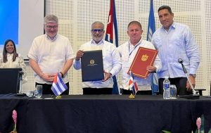 Gobiernos de RD y Cuba firman acuerdo de conectividad aérea