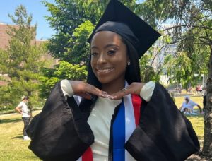 Yasiris Ortiz, atleta del tenis de mesa de RD, graduada con honores en NY