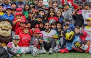 El dominicano Fernando Tatis Jr imparte clínica a niños en Tijuana