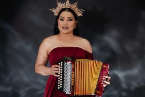 Merenguera María Díaz celebra 40 años en la música típica