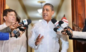 Adriano Espaillat pide EU nombre embajador en RD