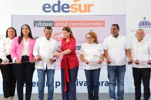 AZUA: El Gobierno entrega 544 títulos, redes eléctricas y calles