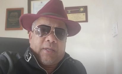 El cantante Héctor Acosta enfrenta rumor de que abandonaría PRM