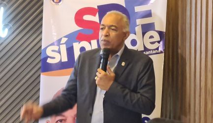 Aspirante Alcaldía SDE, Bertico Santana, realiza encuentro con periodistas 
